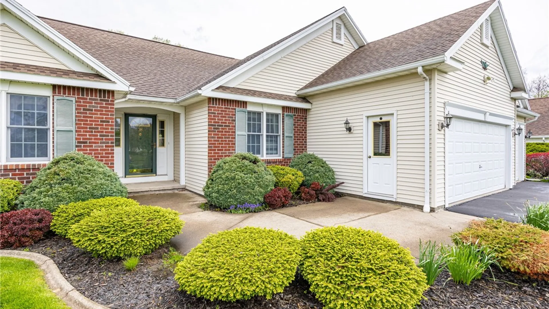Property at 38 Sotheby Drive, Greece, NY 14626 3
