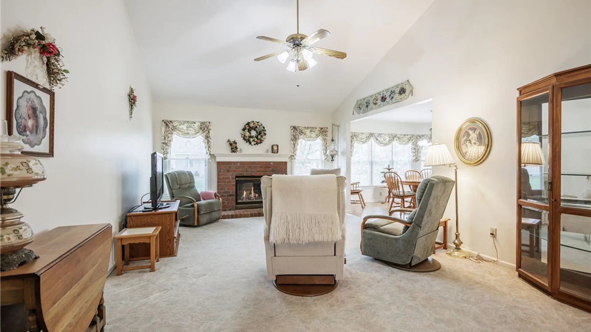 Property at 38 Sotheby Drive, Greece, NY 14626 5