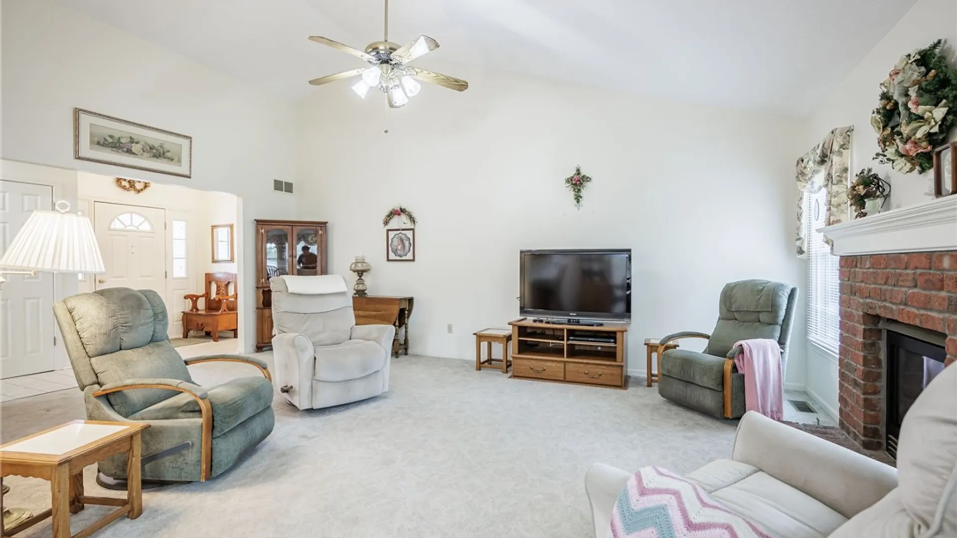 Property at 38 Sotheby Drive, Greece, NY 14626 8