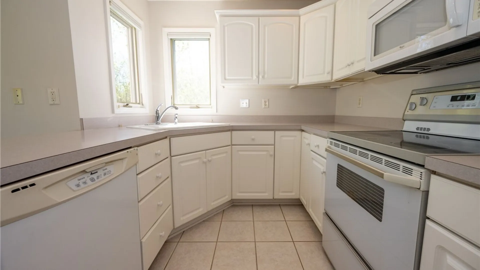 Property at 9 Alexander Parkway, Pendleton, NY 14120 17