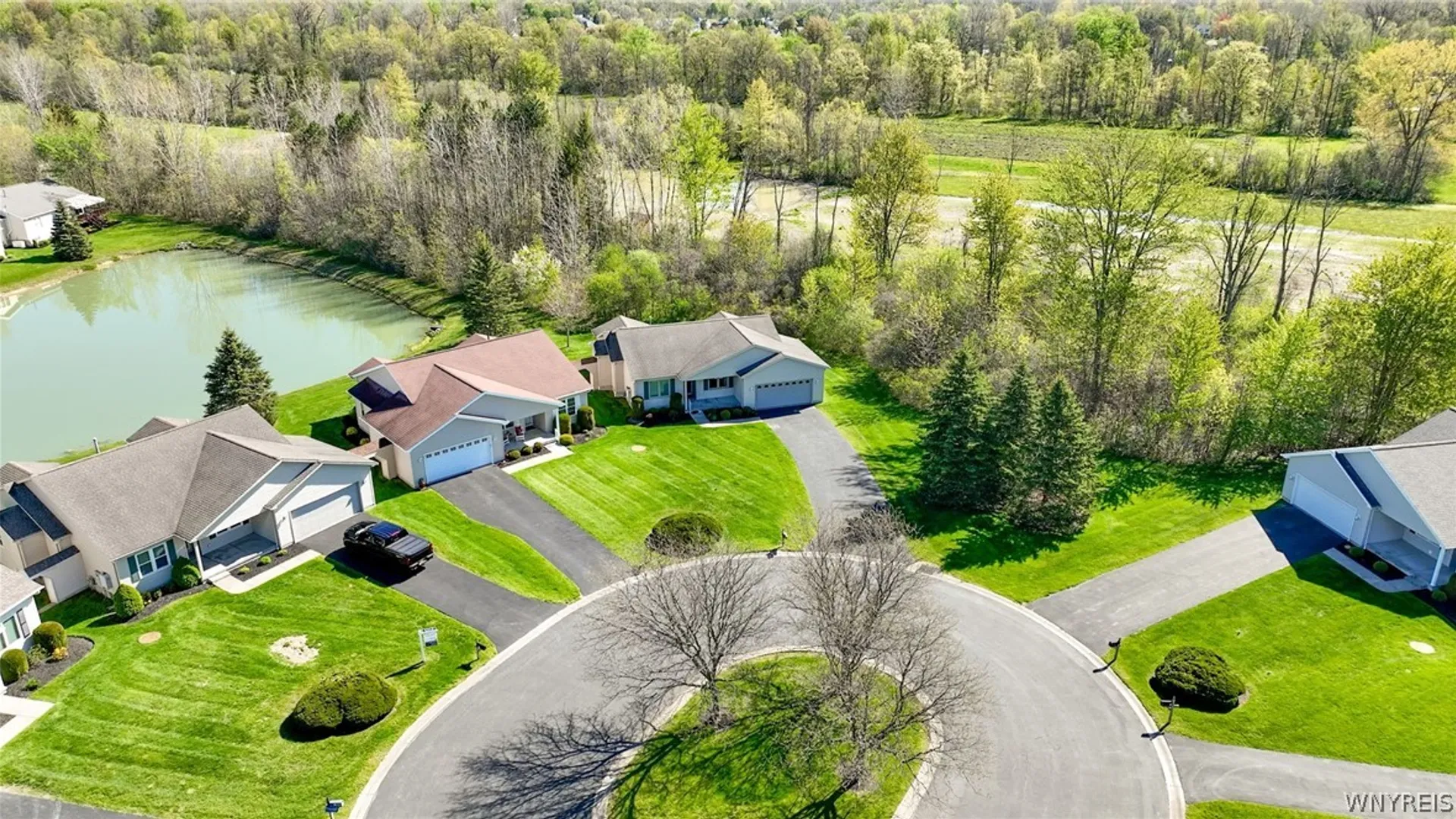 Property at 9 Alexander Parkway, Pendleton, NY 14120 44