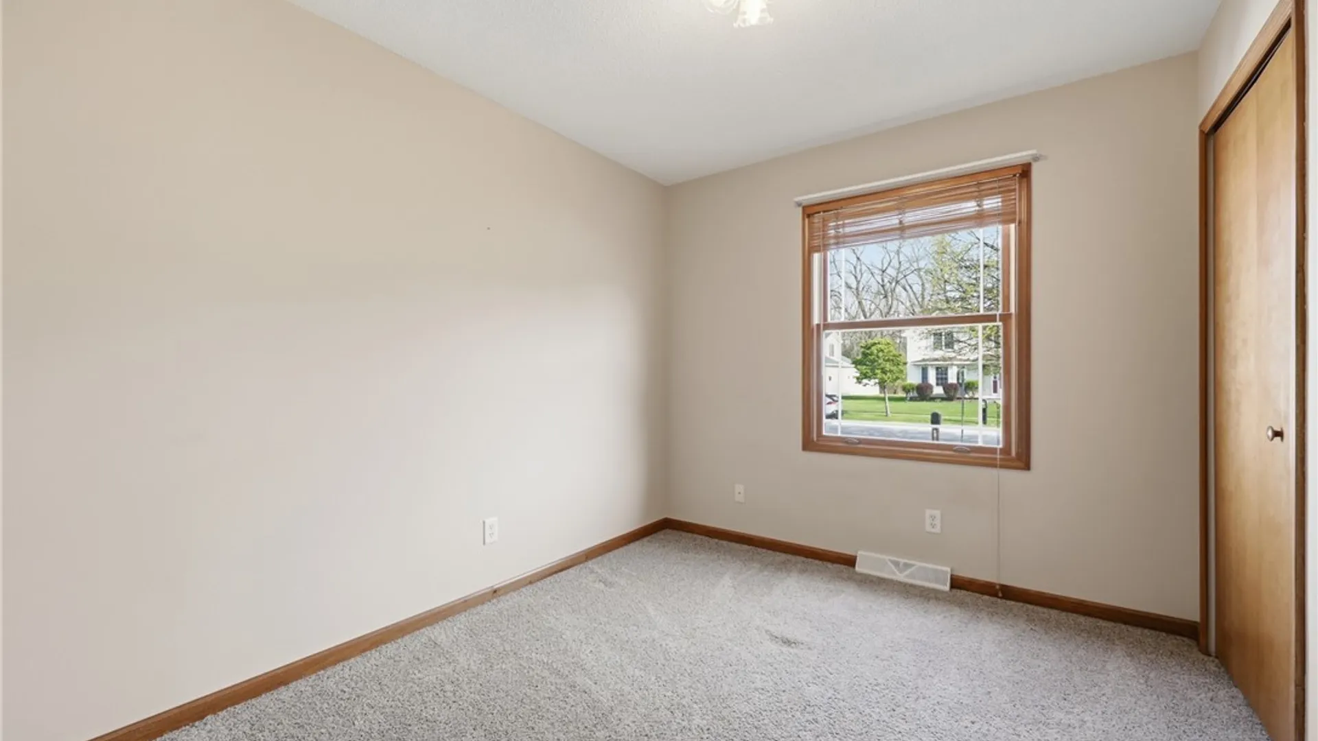 Property at 48 Elmleaf Dr, Cheektowaga, NY 14227 14