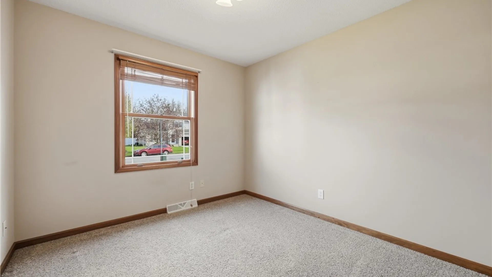 Property at 48 Elmleaf Dr, Cheektowaga, NY 14227 16