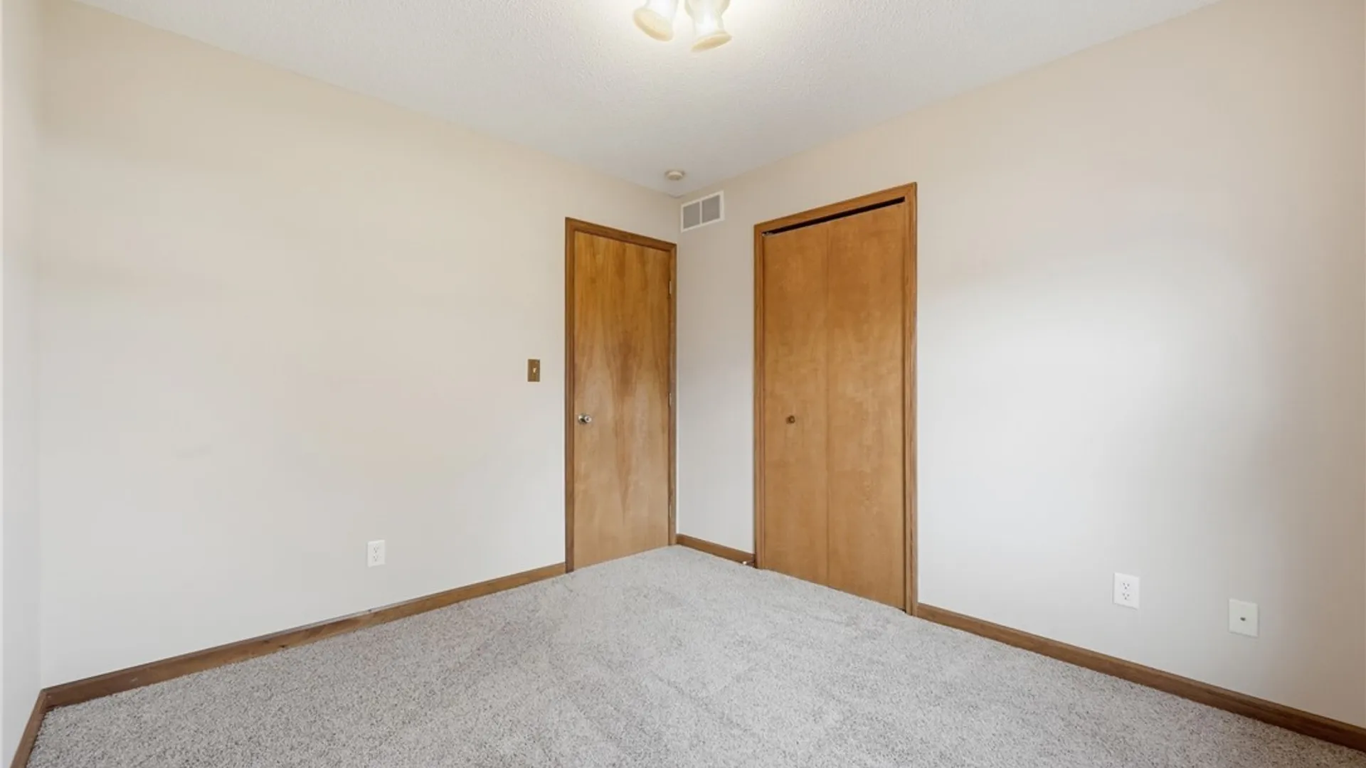 Property at 48 Elmleaf Dr, Cheektowaga, NY 14227 17