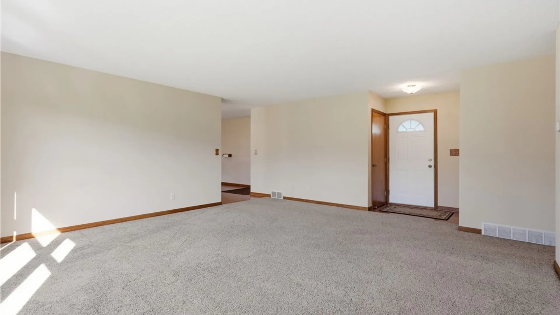 Property at 48 Elmleaf Dr, Cheektowaga, NY 14227 3