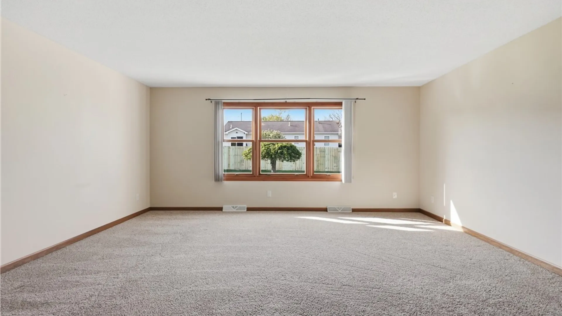 Property at 48 Elmleaf Dr, Cheektowaga, NY 14227 5