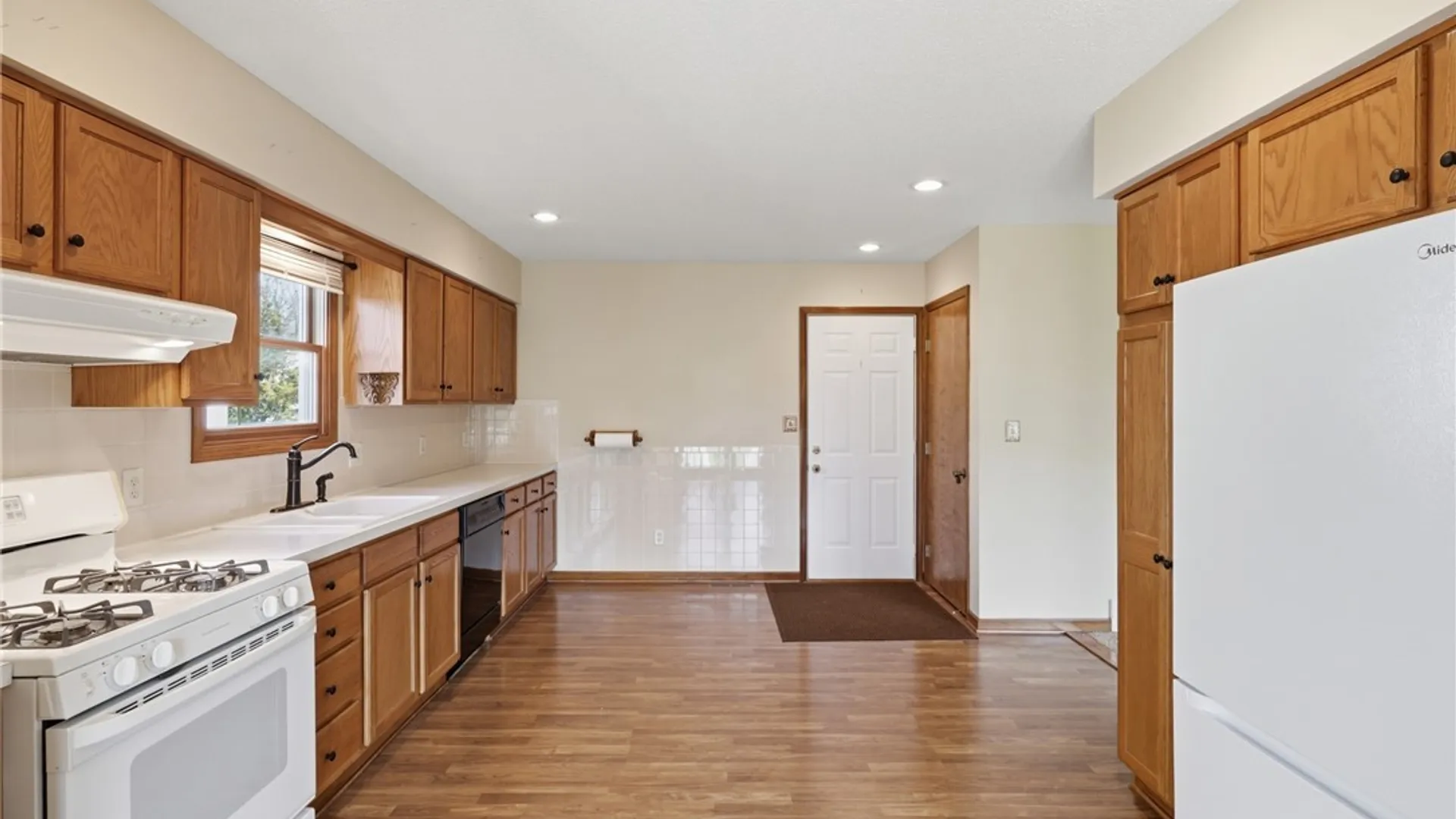 Property at 48 Elmleaf Dr, Cheektowaga, NY 14227 6