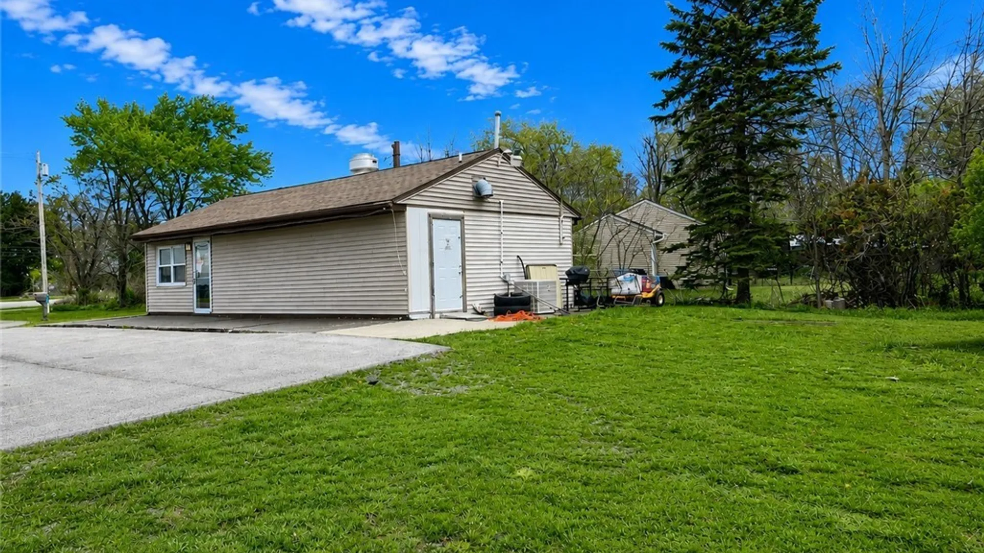 Property at 5489 Southwestern Boulevard, Hamburg, NY 14075 2