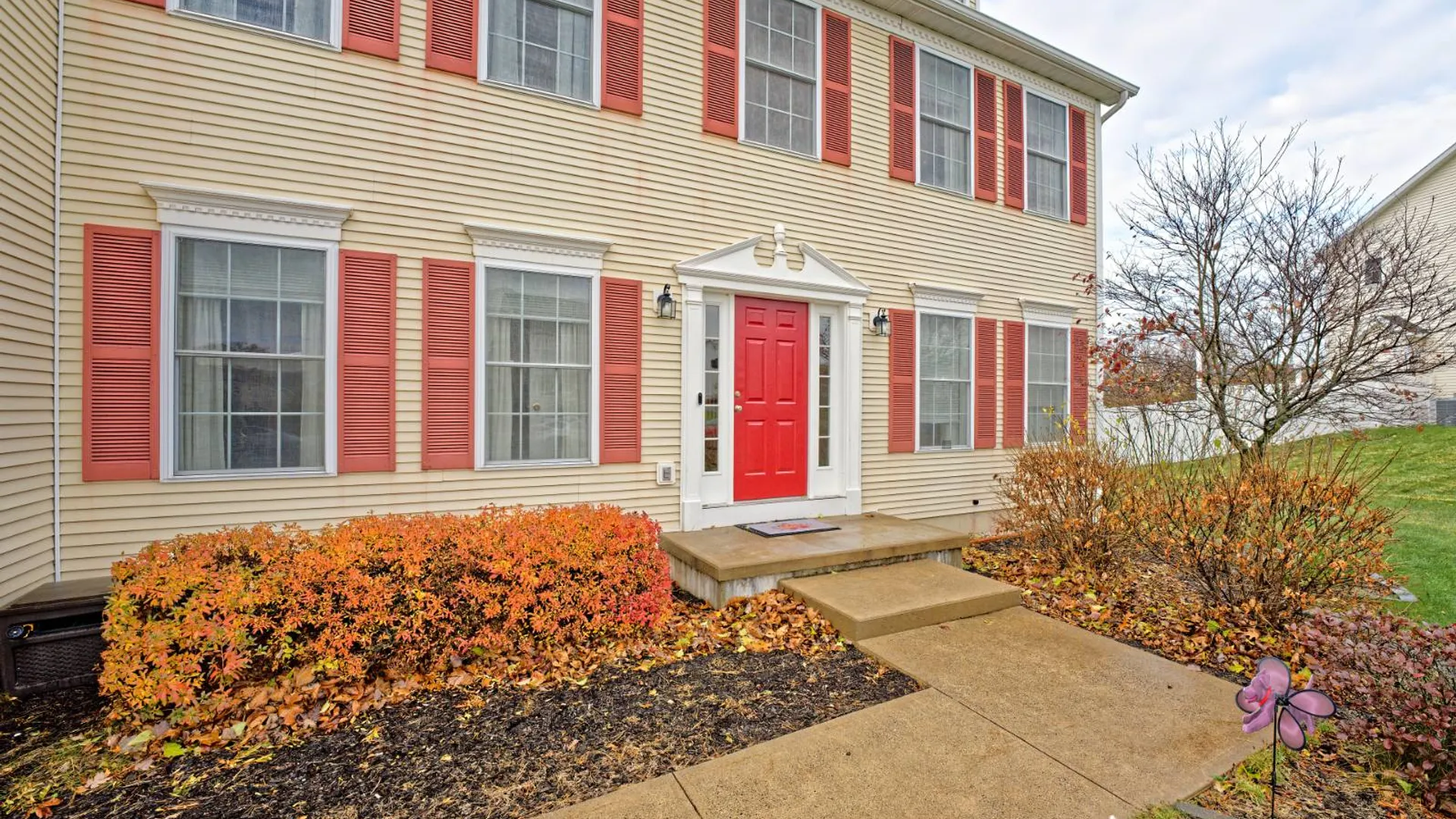 Property at 8 Jordan Ln, Glenville, NY 12302 4