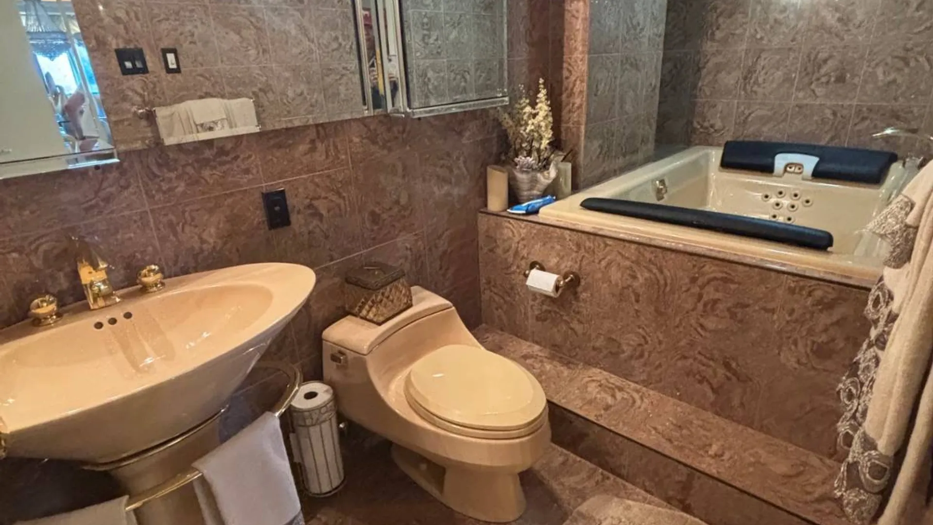 Property at 1 Bay Club Dr, Bayside, NY 11360 3