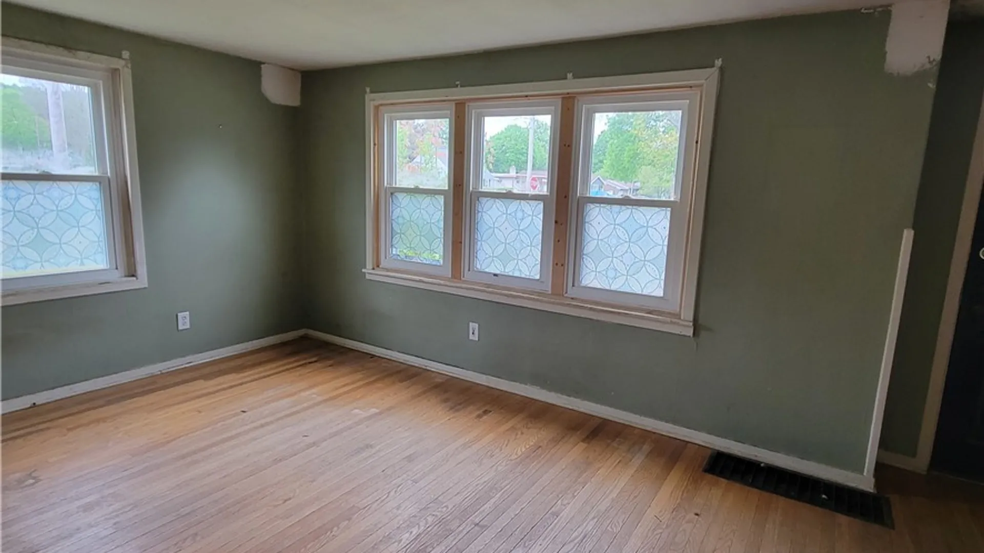 Property at 207 Brooklea Drive, Syracuse, NY 13207 14