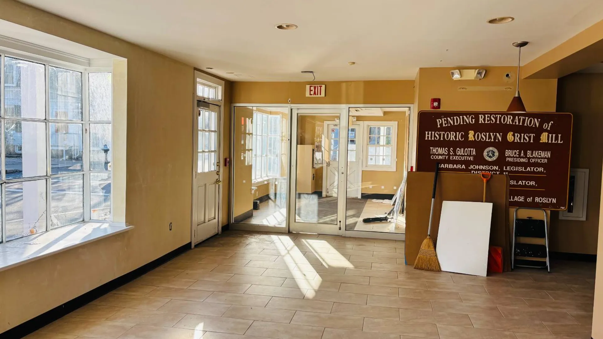 Property at 1345 Old Northern Blvd, Roslyn, NY 11576 12