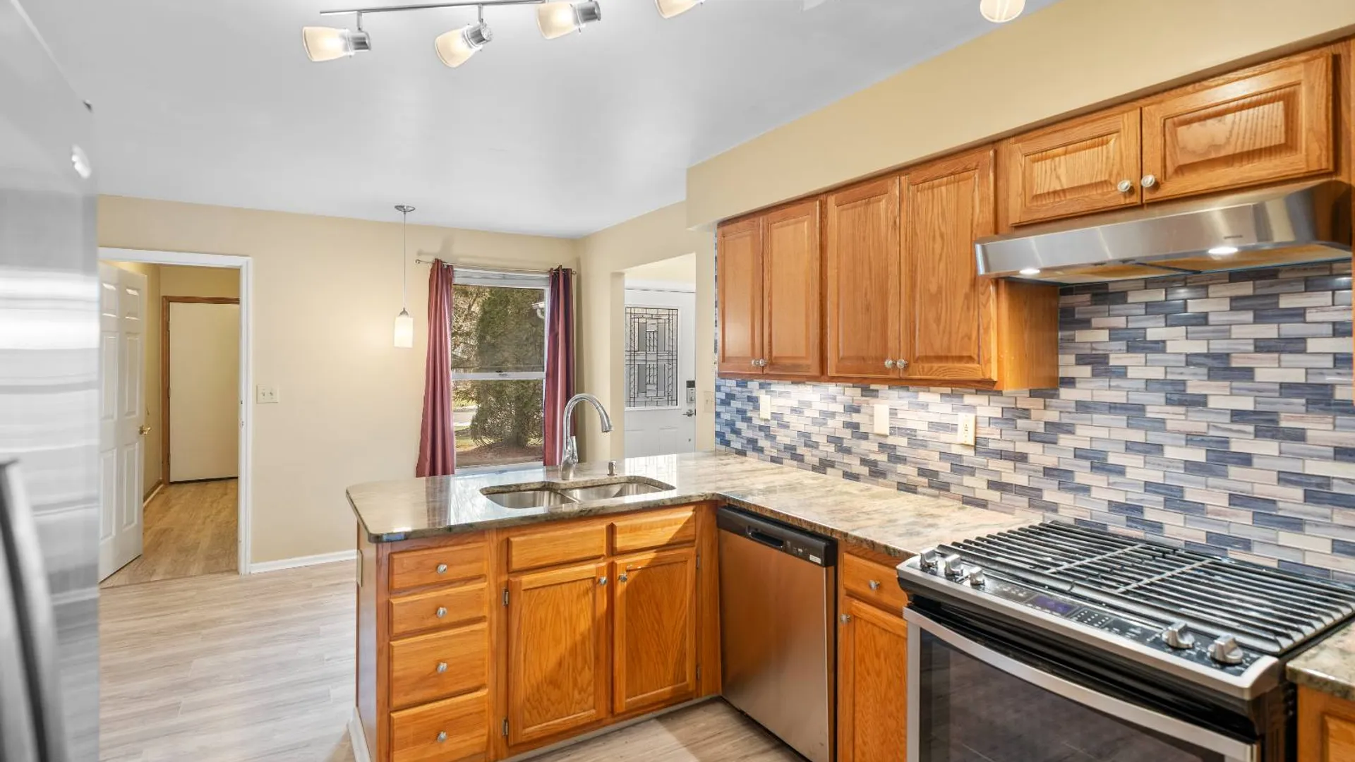 Property at 145 Killarney Dr, Schenectady, NY 12309 13