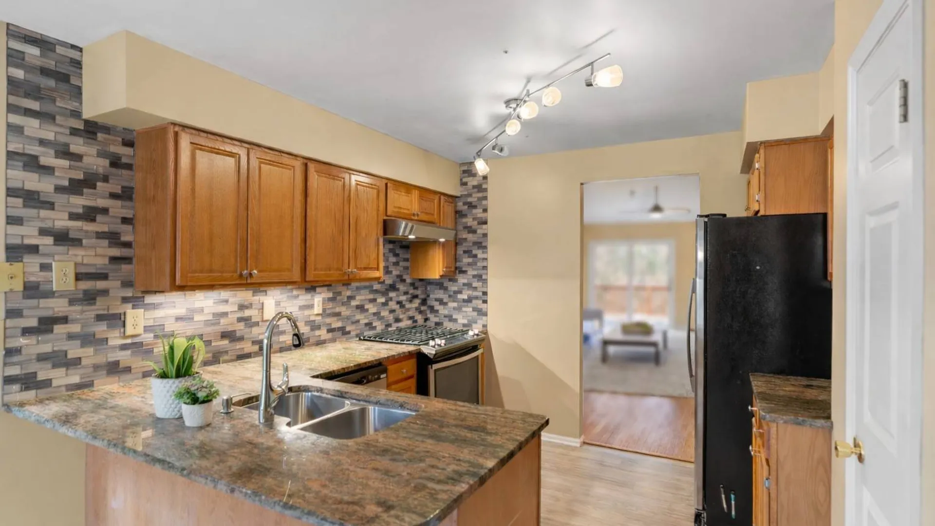 Property at 145 Killarney Dr, Schenectady, NY 12309 8