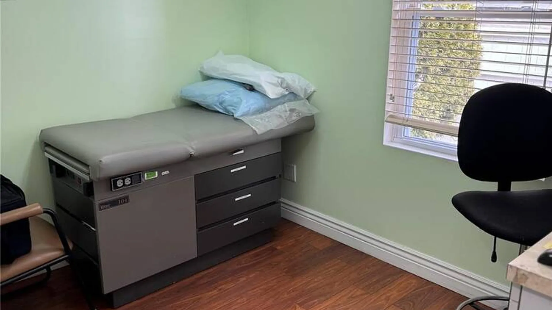 Property at 1 Arrowood Lane Lane, Melville, NY 11747 18