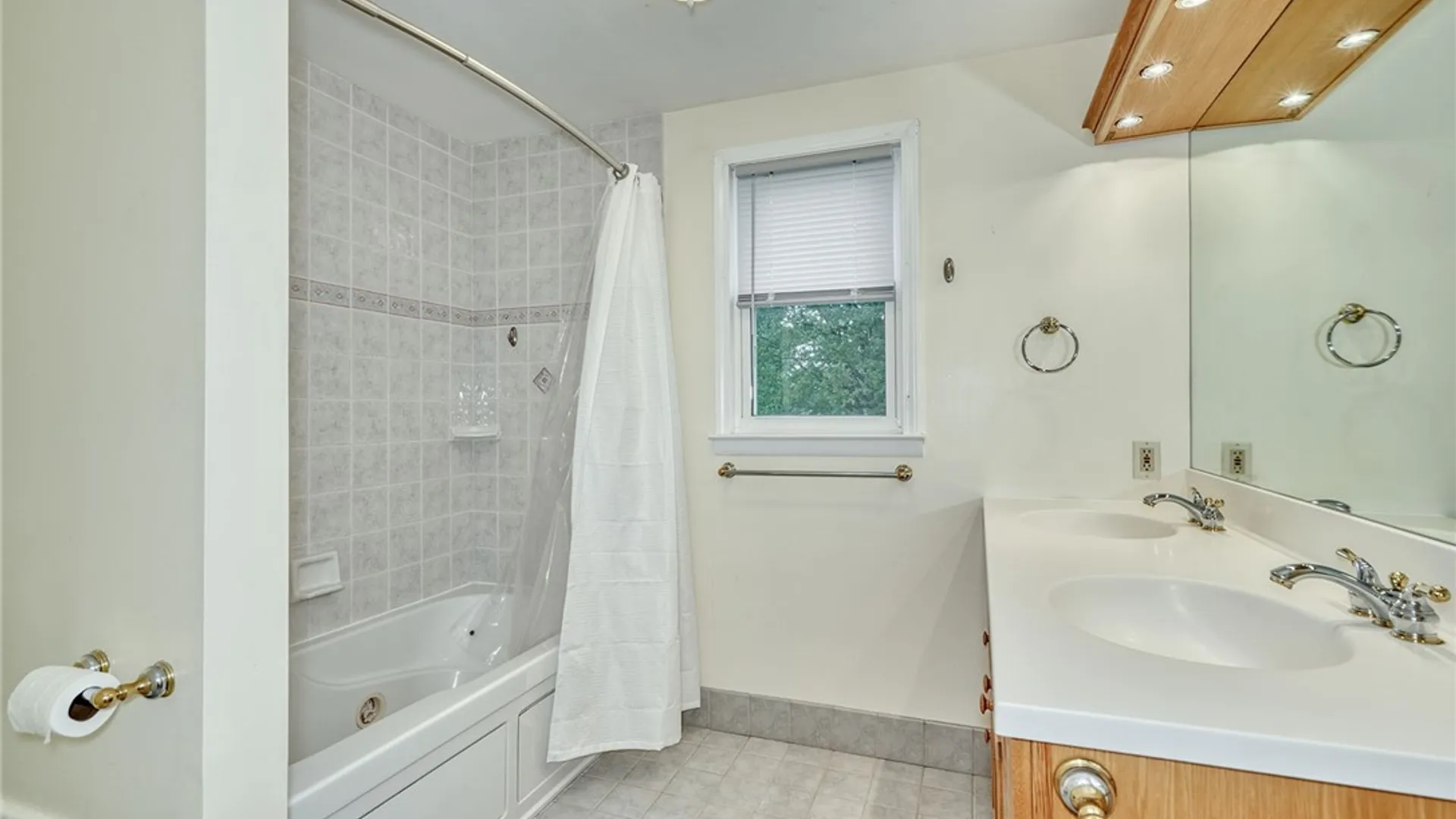 Property at 37 Pennicott Circle, Penfield, NY 14526 32