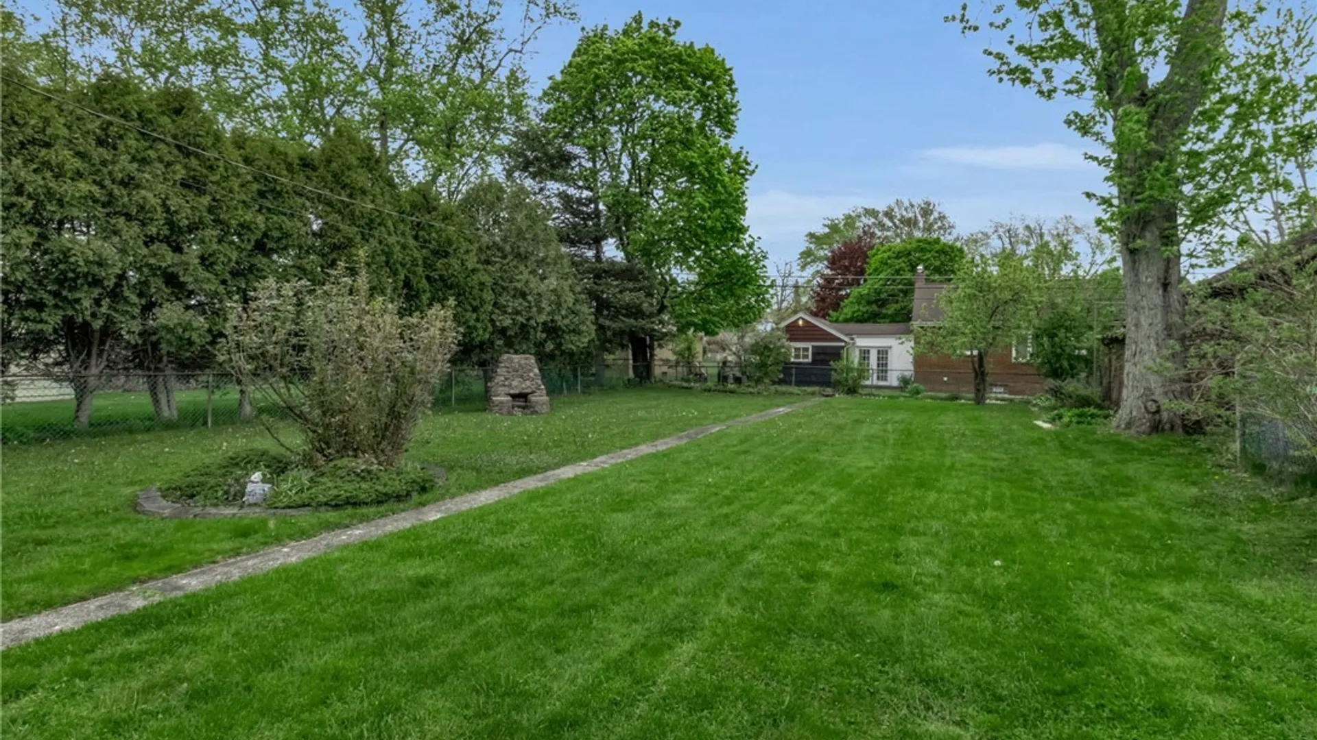 Property at 570 Roycroft Boulevard, Cheektowaga, NY 14225 26