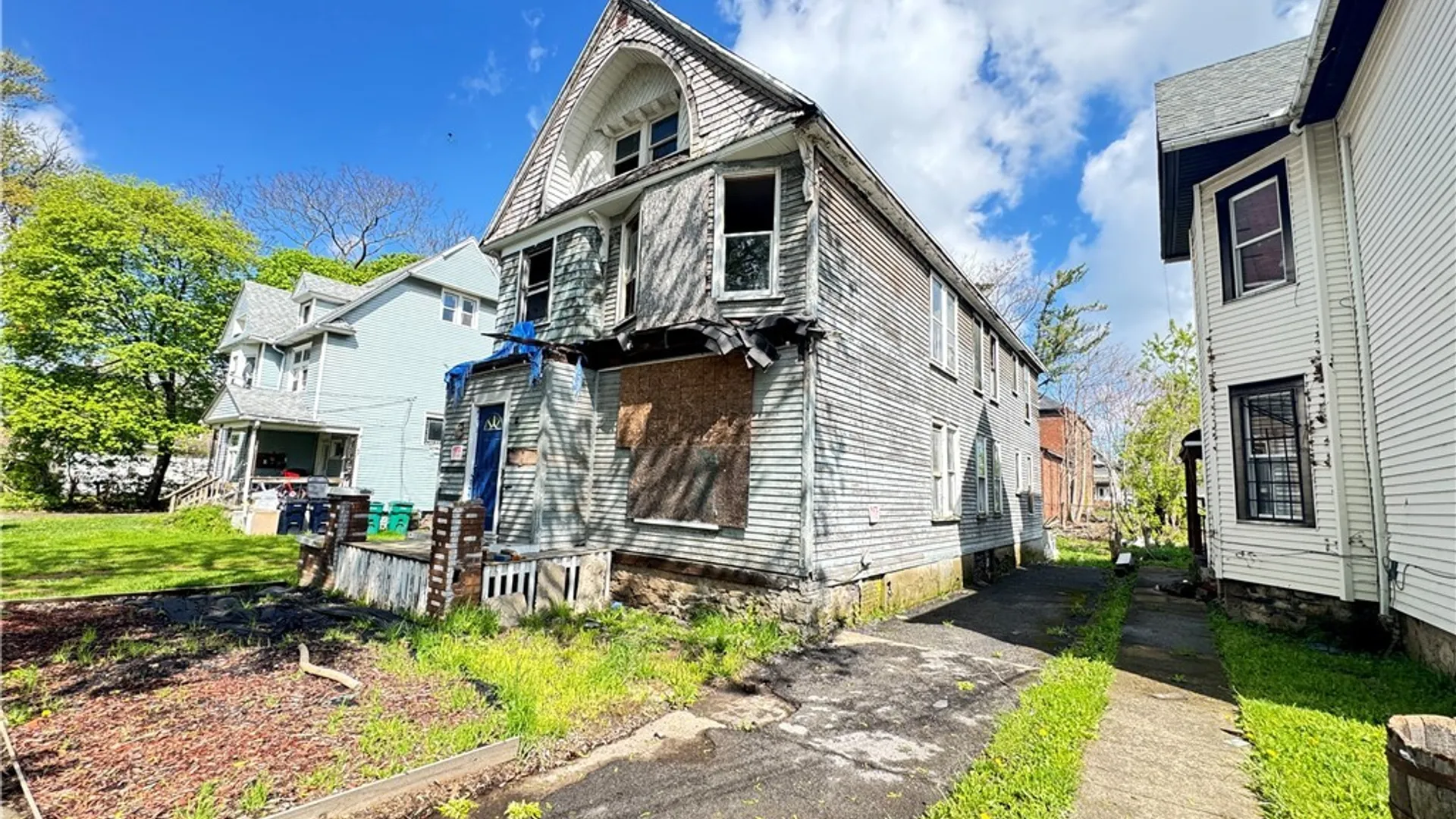 Property at 1018 Cleveland Avenue, Niagara Falls, NY 14305 3