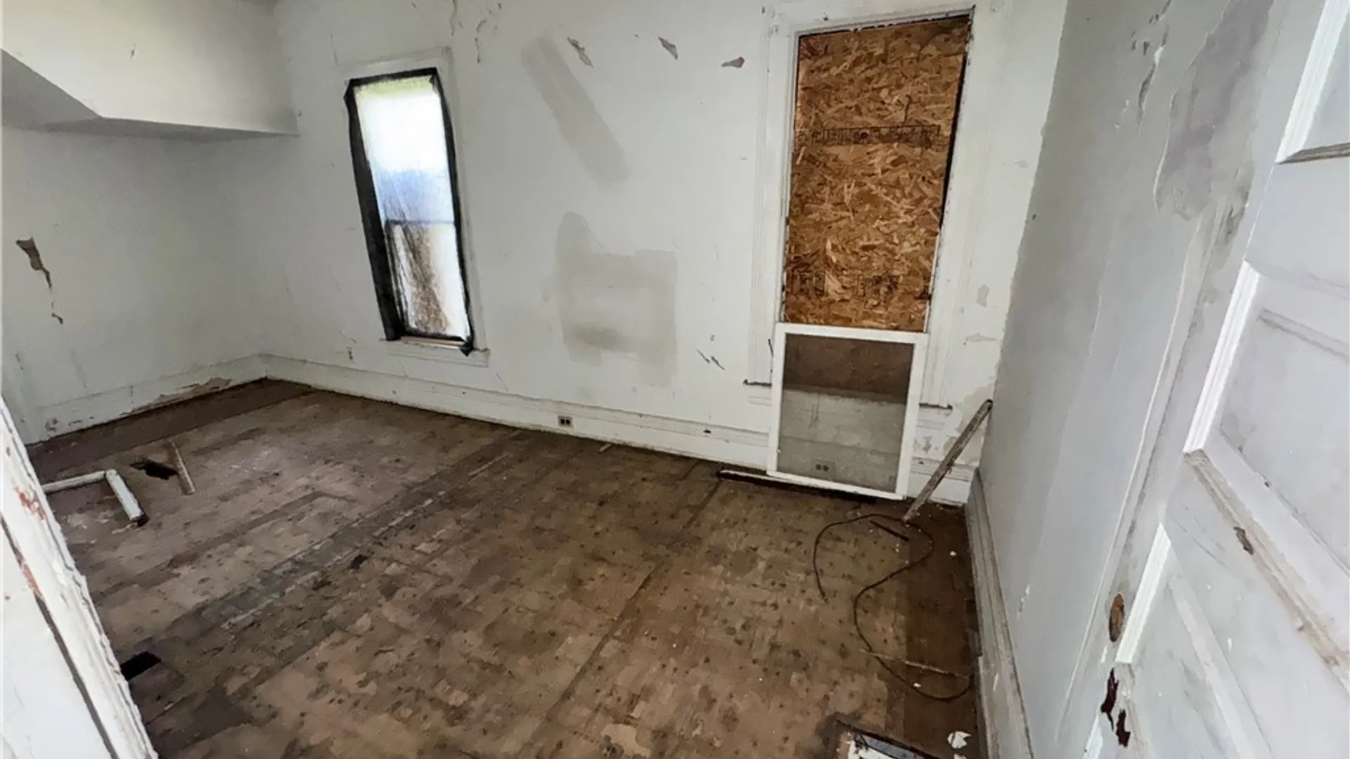Property at 1018 Cleveland Avenue, Niagara Falls, NY 14305 9