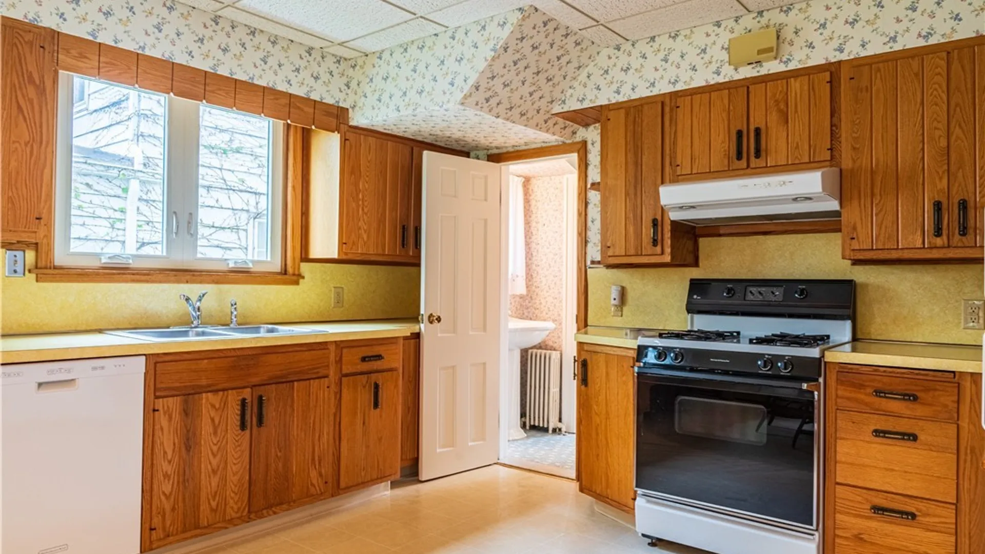 Property at 2640 Edgewood Road, Utica, NY 13501 16