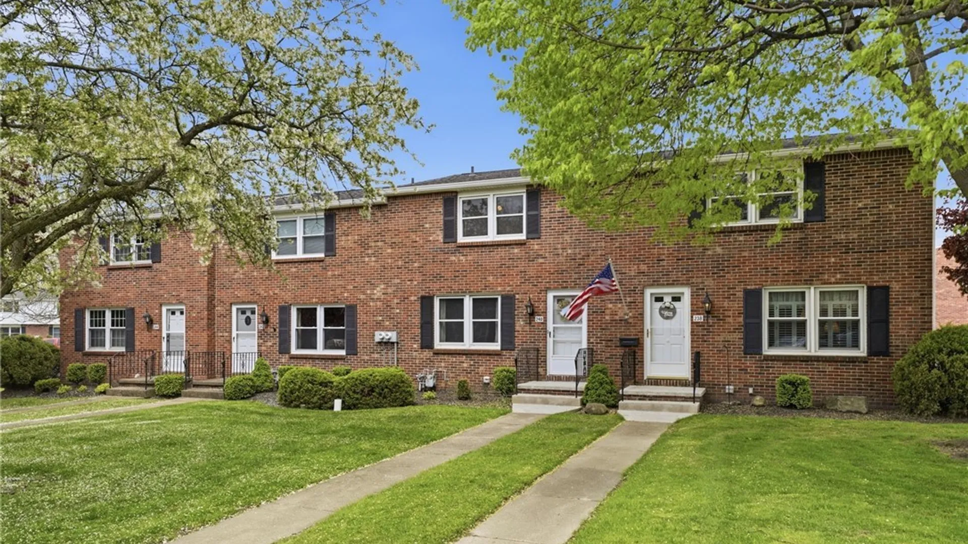 Property at 240 Wimbledon Court, West Seneca, NY 14224 2