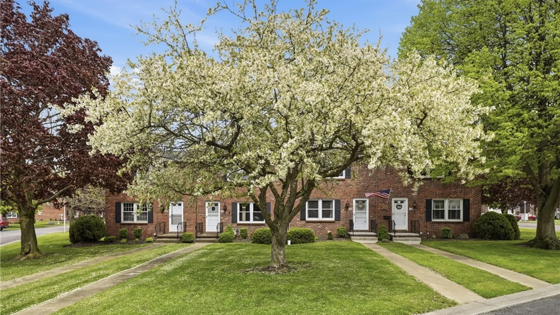 Property at 240 Wimbledon Court, West Seneca, NY 14224 2