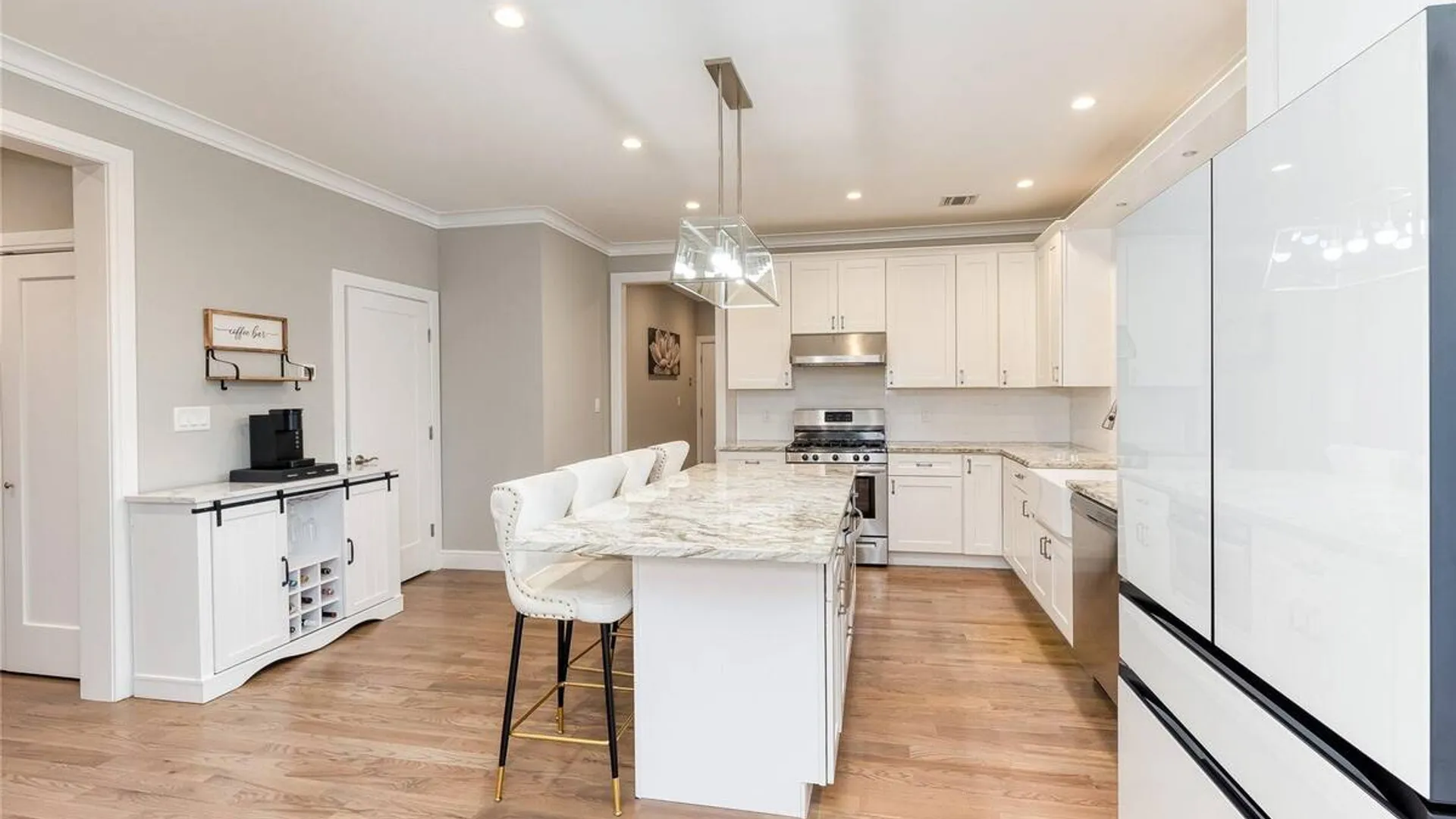 Property at 72 W Marine Avenue, Lindenhurst, NY 11757 9