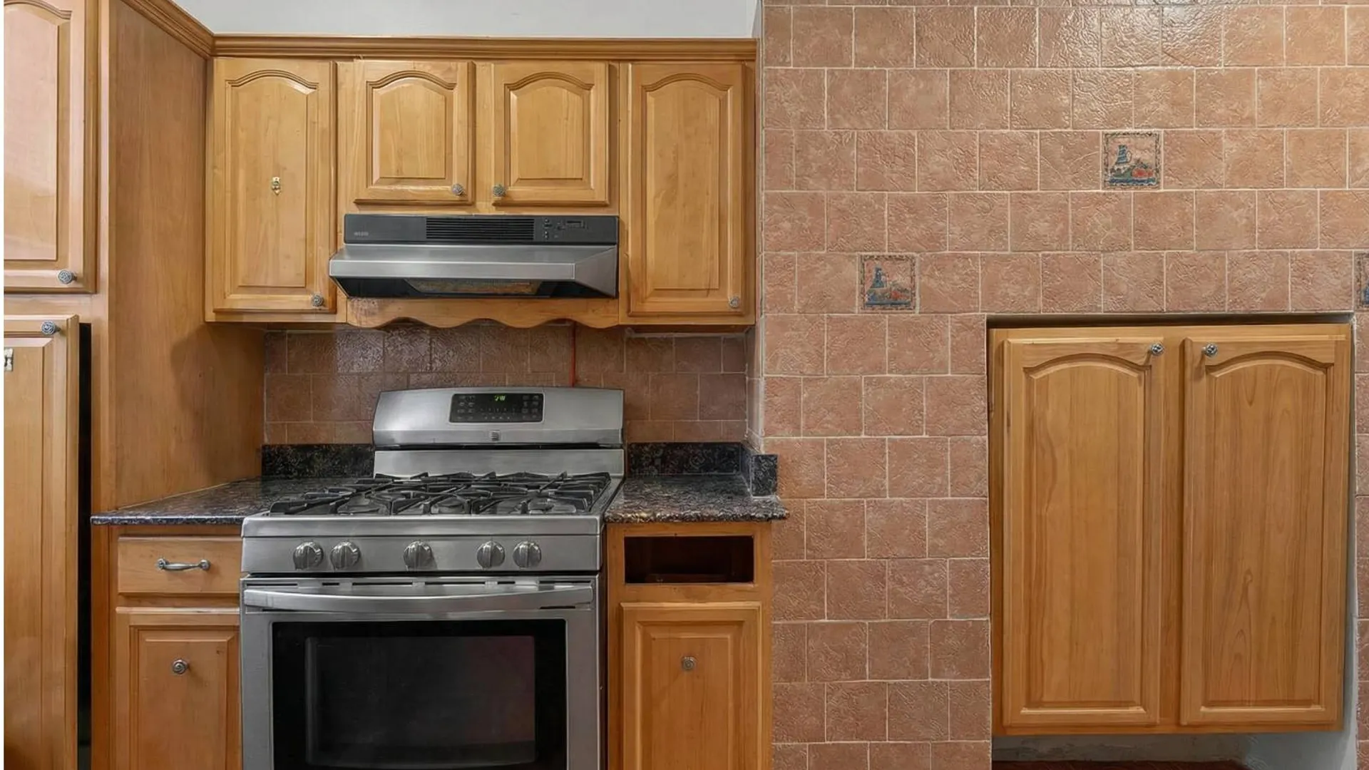 Property at 1434 Greene Ave, New York, NY 11237 4