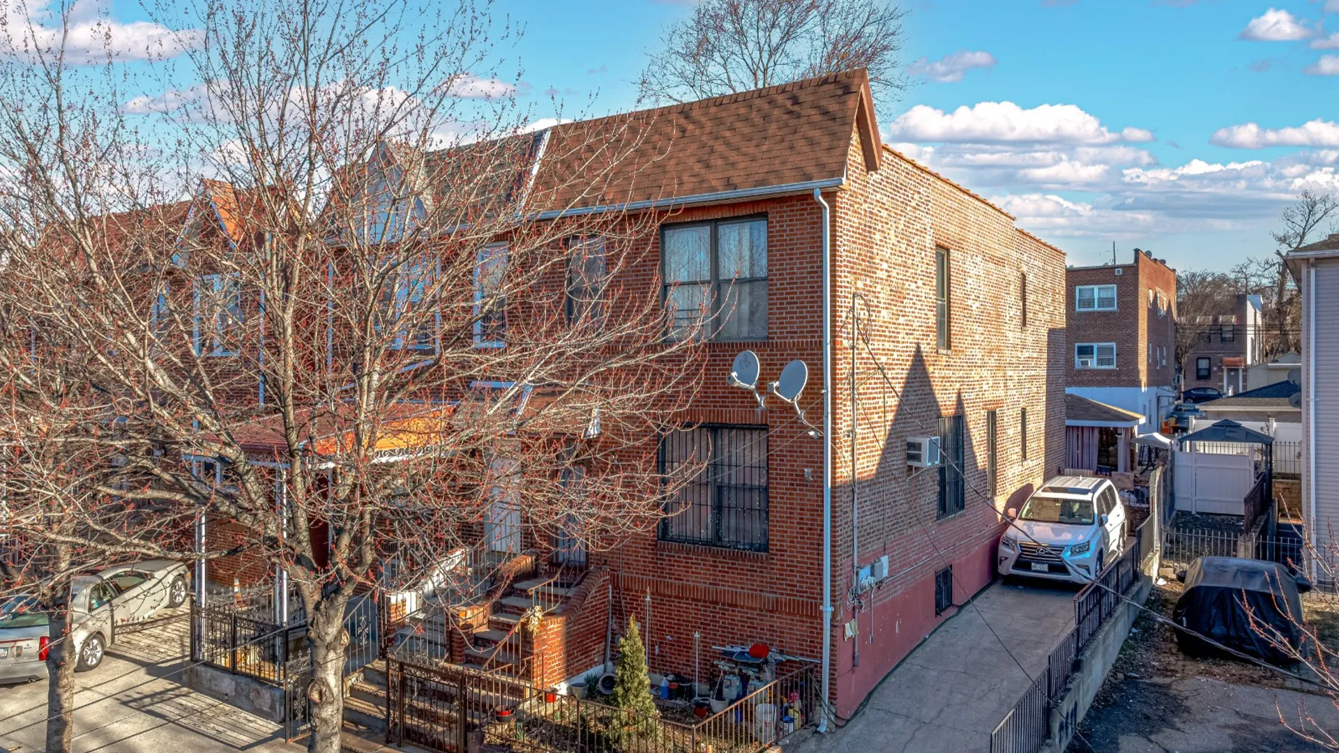 Property at 949 E 214 ST, BRONX, NY 10469 3