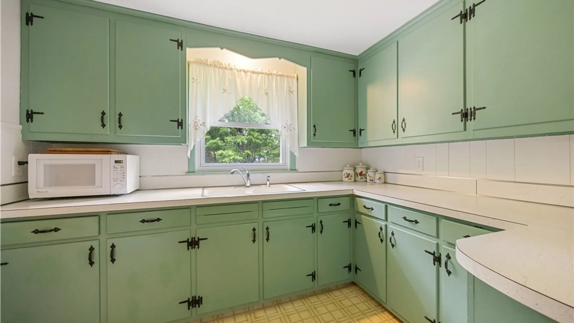 Property at 208 Harding Place, Syracuse, NY 13205 8