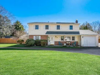 Property at 4 Andover Pl, Huntington, NY 11743