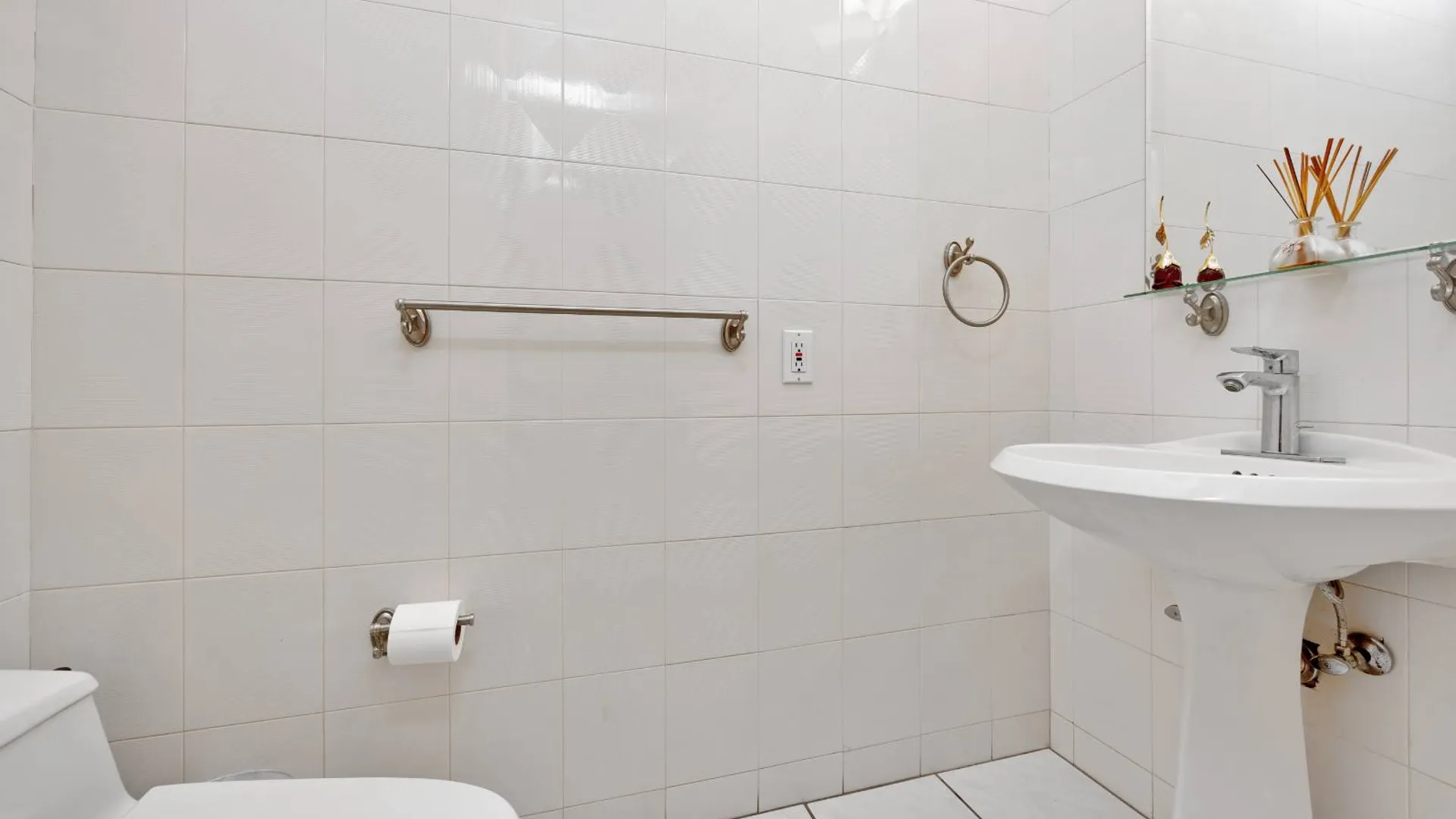 Property at 708 Park Lane, Cedarhurst, NY 11516 8