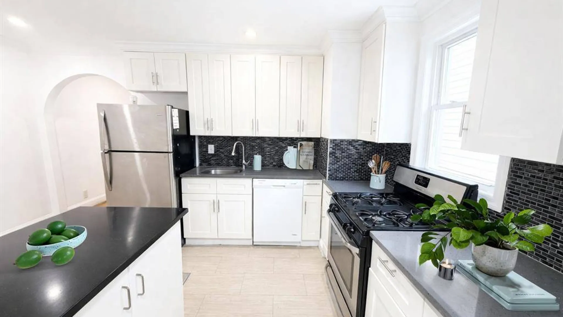 Property at 967 E 94th St, Brooklyn, NY 11236 4