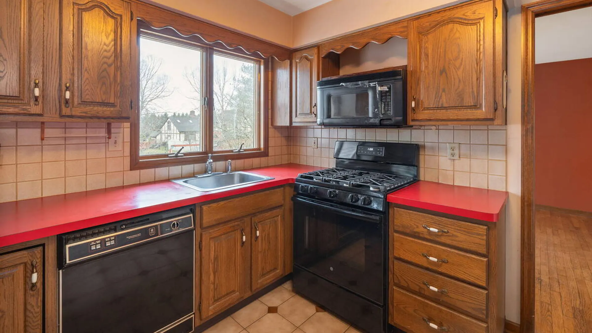 Property at 2 Georgian Terrace, Colonie, NY 12211 11