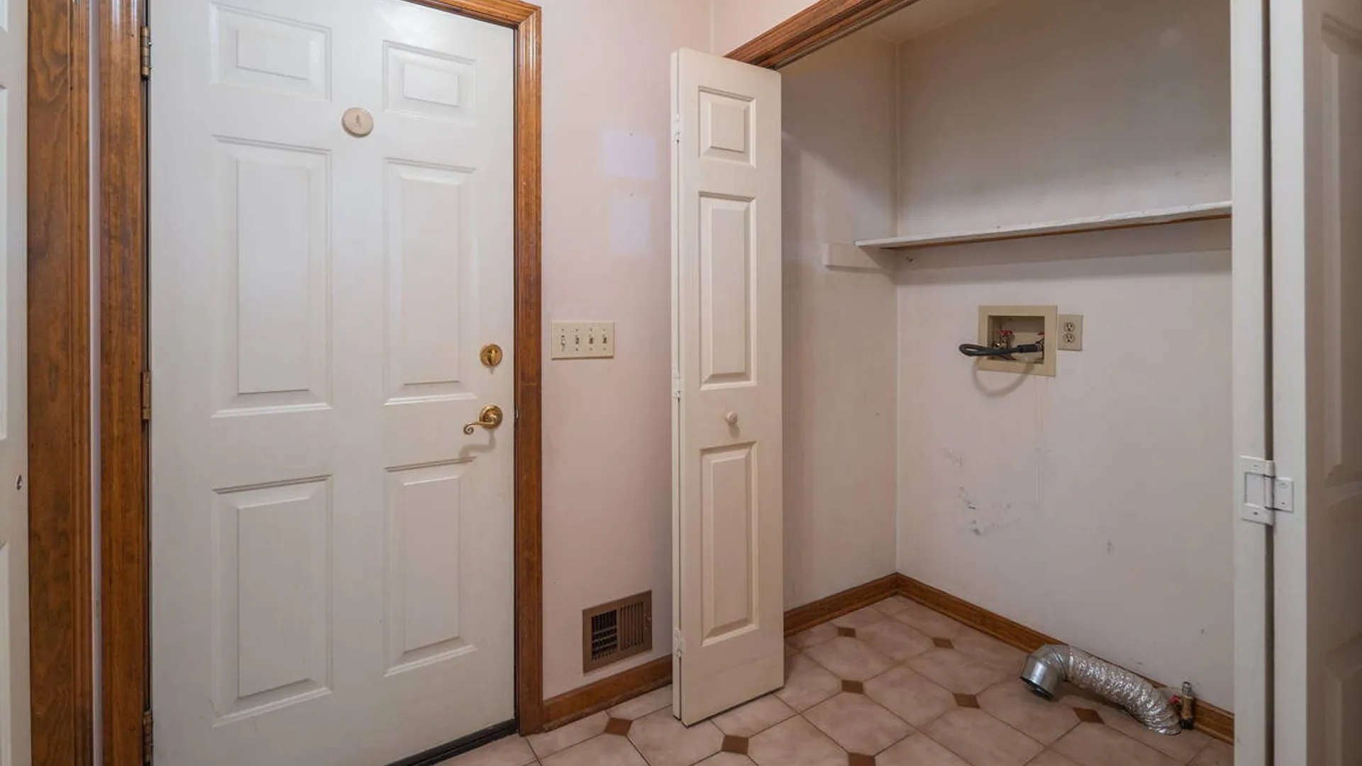 Property at 2 Georgian Terrace, Colonie, NY 12211 16
