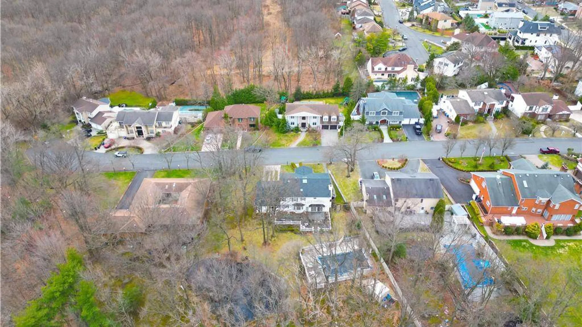 Property at 333 Boscombe Ave, Staten Island, NY 10309 14