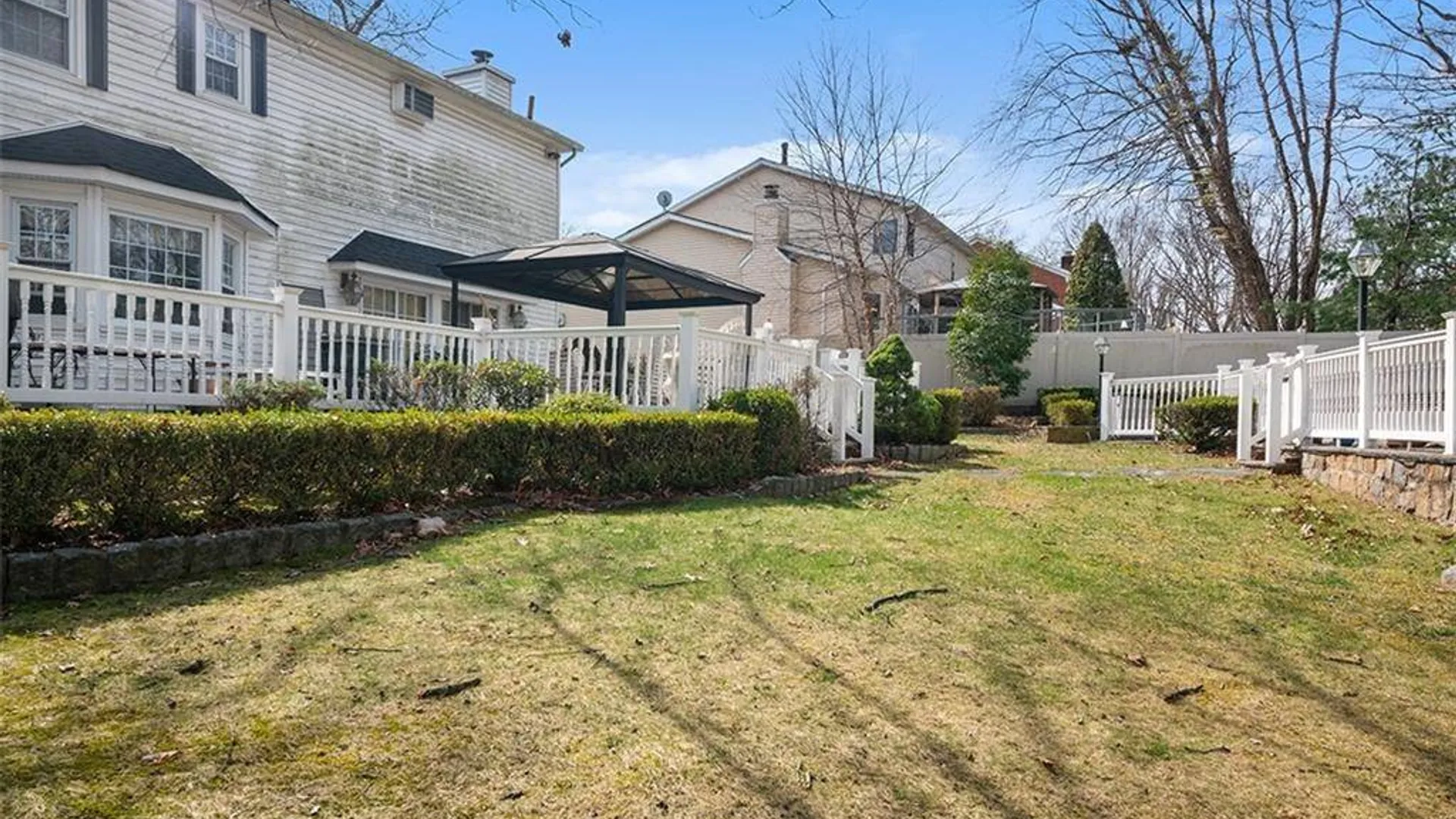 Property at 333 Boscombe Ave, Staten Island, NY 10309 4