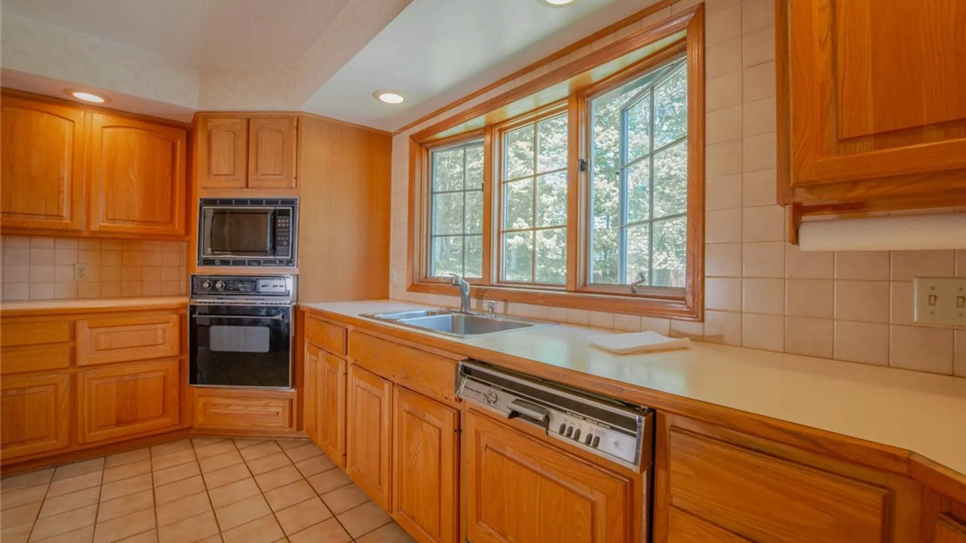 Property at 18 High Hill Drive, Pittsford, NY 14534 6