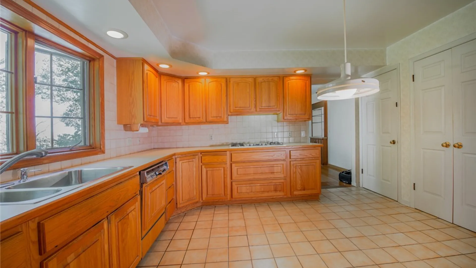 Property at 18 High Hill Drive, Pittsford, NY 14534 7