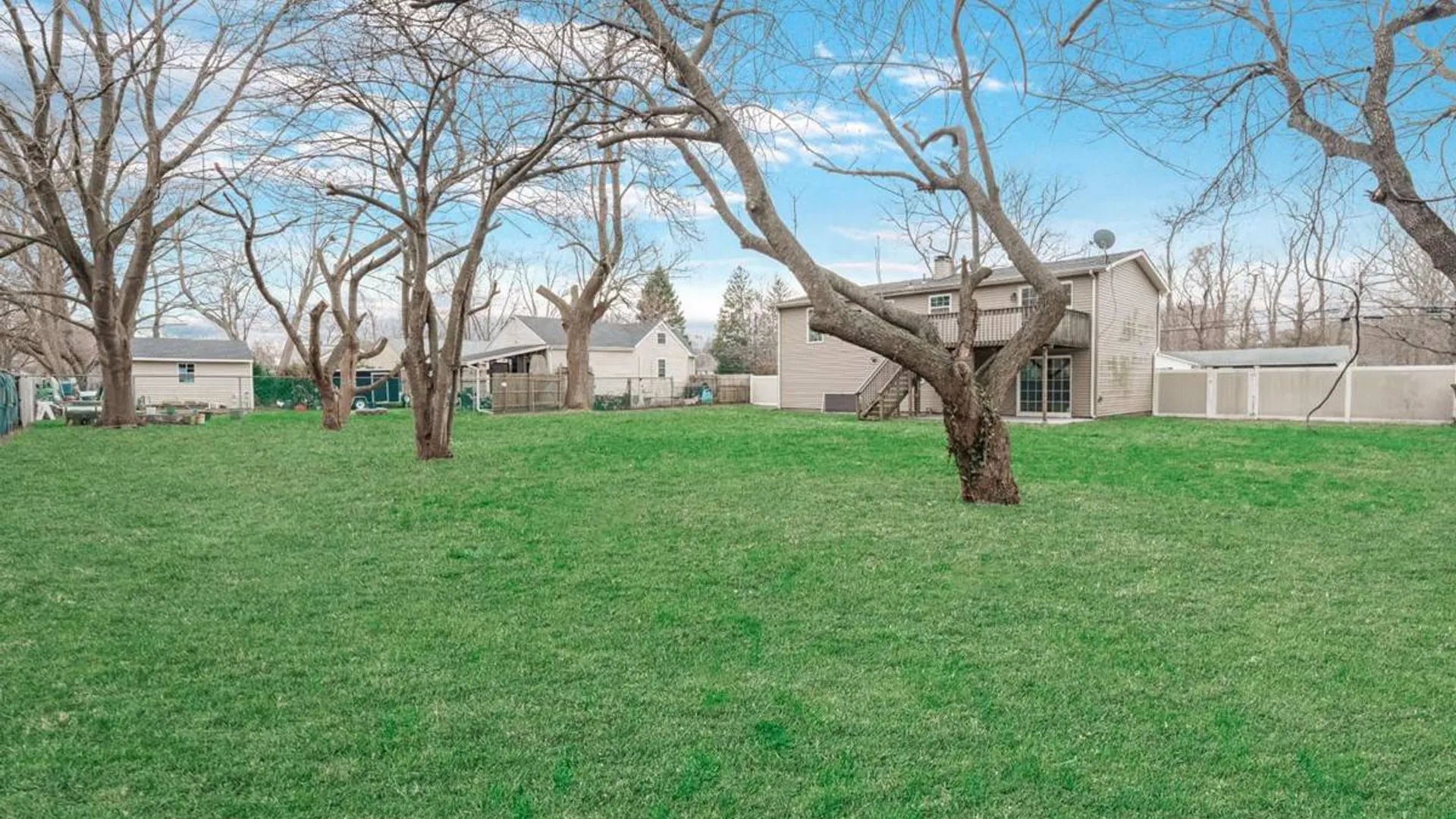 Property at 45 Magnolia Dr, Selden, NY 11784 32