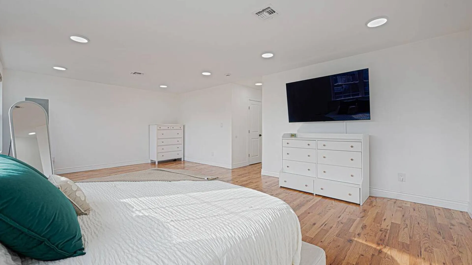 Property at 28 Vanderbilt Avenue, Babylon, NY 11702 25