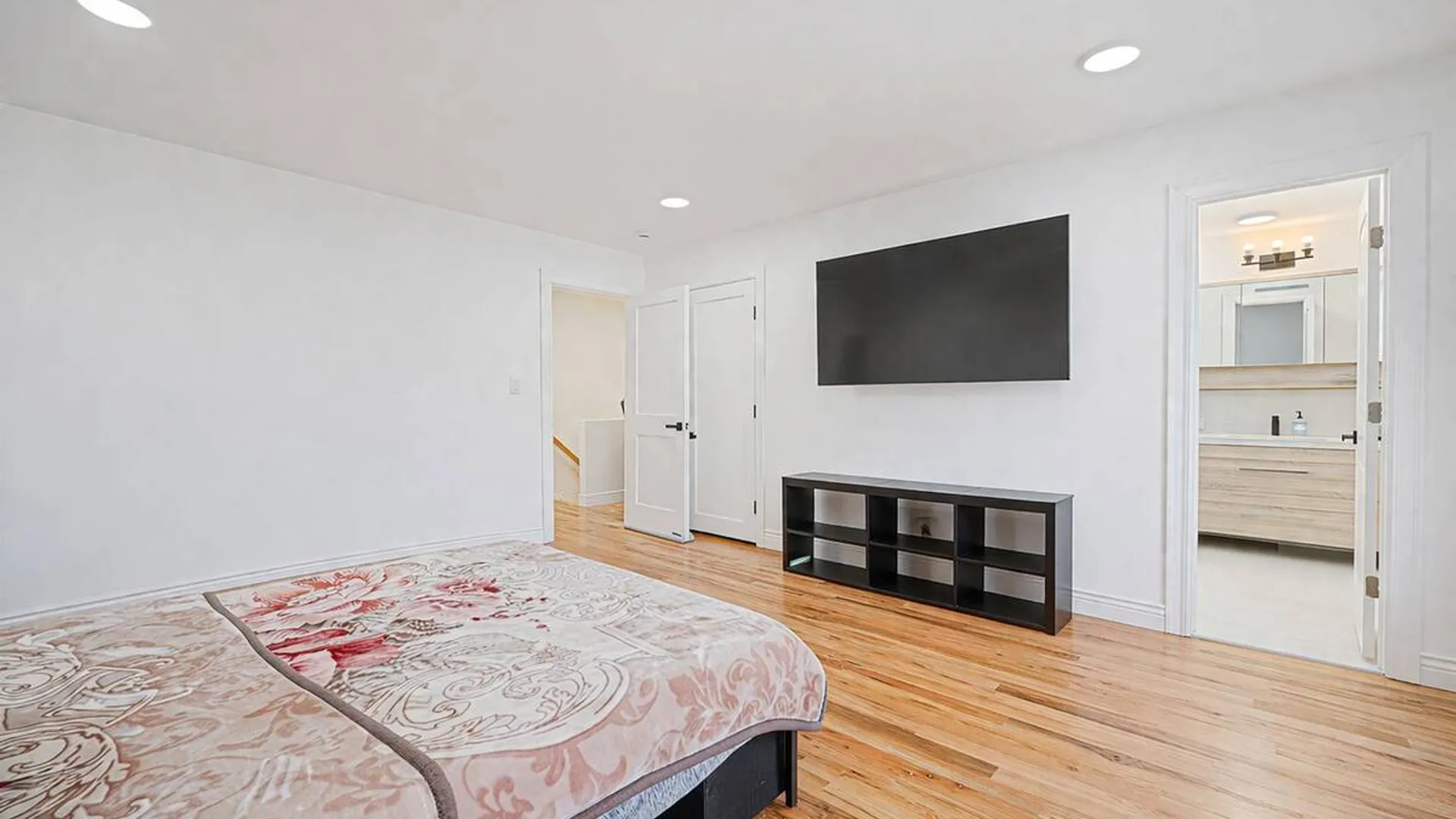 Property at 28 Vanderbilt Avenue, Babylon, NY 11702 28