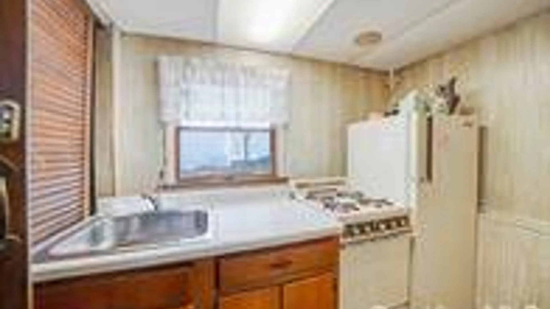 Property at 344 Woods Rd, North Babylon, NY 11703 23