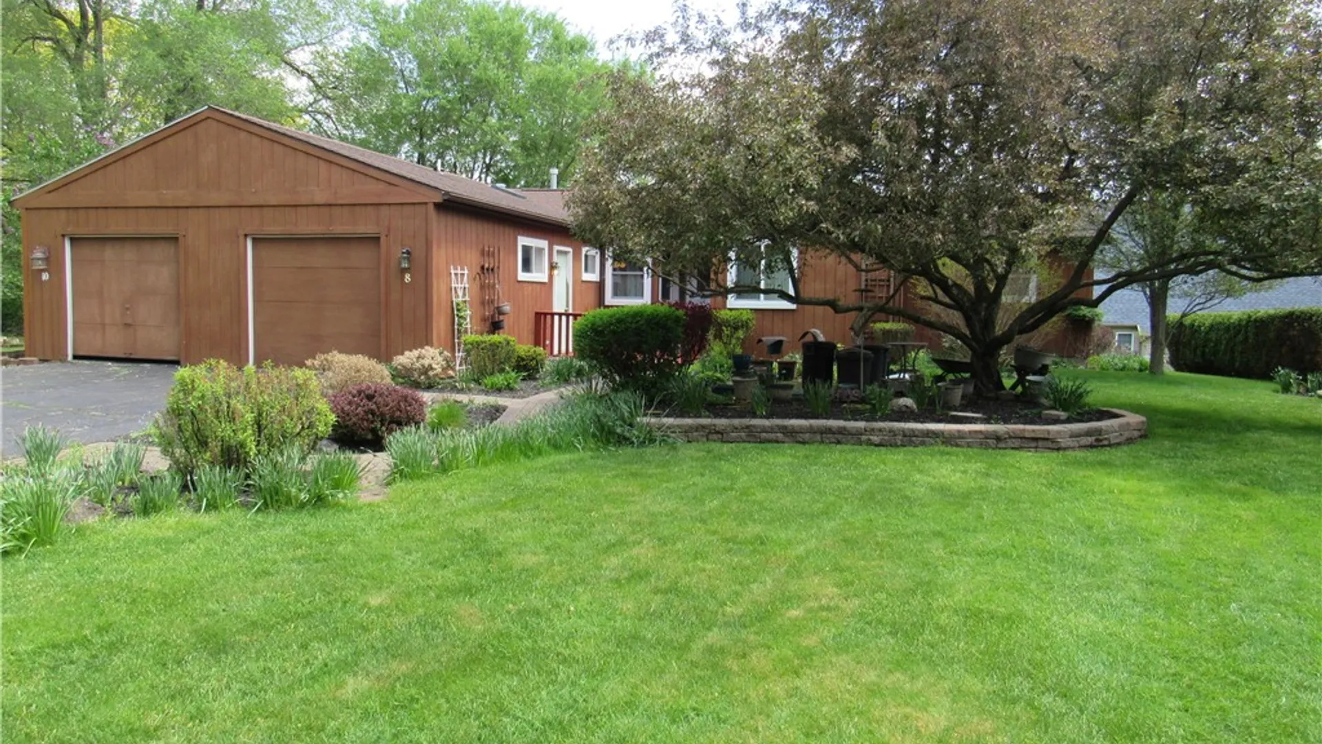 Property at 8 Hanningfield Circle, Perinton, NY 14450 2