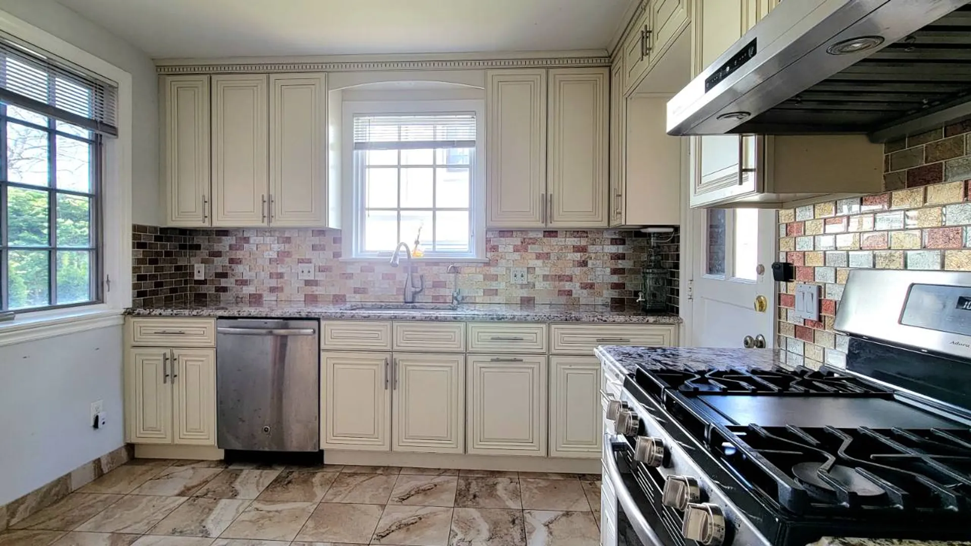 Property at 12 Longview Pl, Great Neck, NY 11021 15