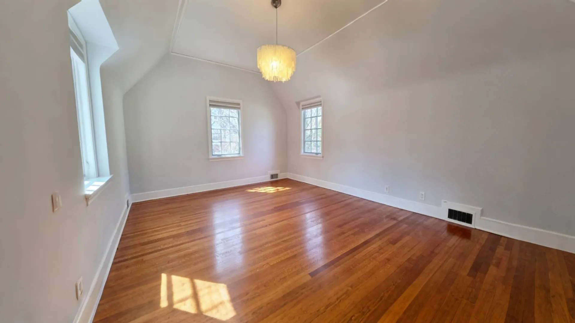 Property at 12 Longview Pl, Great Neck, NY 11021 16