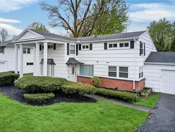 Property at 32 Hunters Ln, Amherst, NY 14221