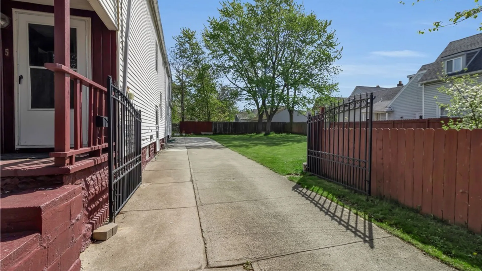 Property at 95 Guernsey St, Buffalo, NY 14207 3