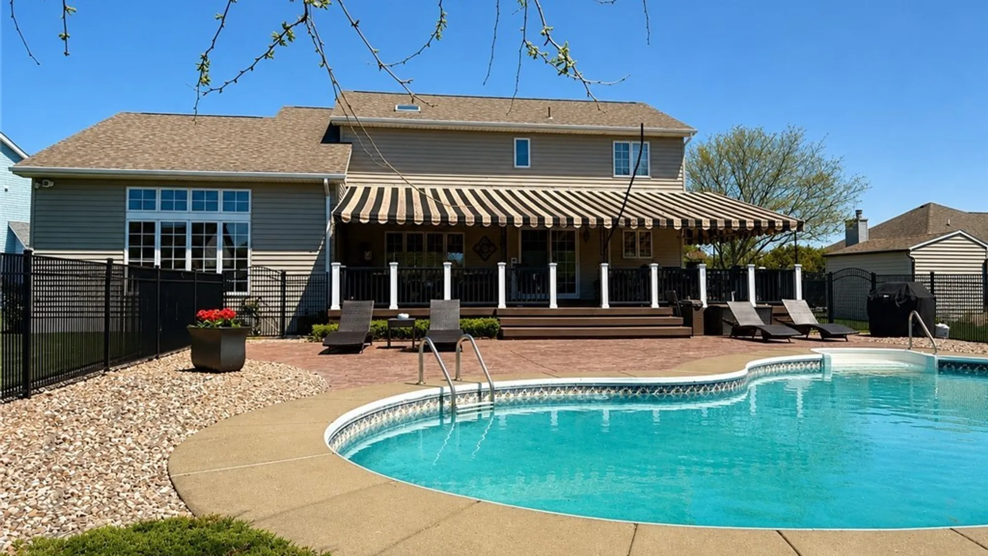Property at 16 Woodstream Circle, Grand Island, NY 14072 3