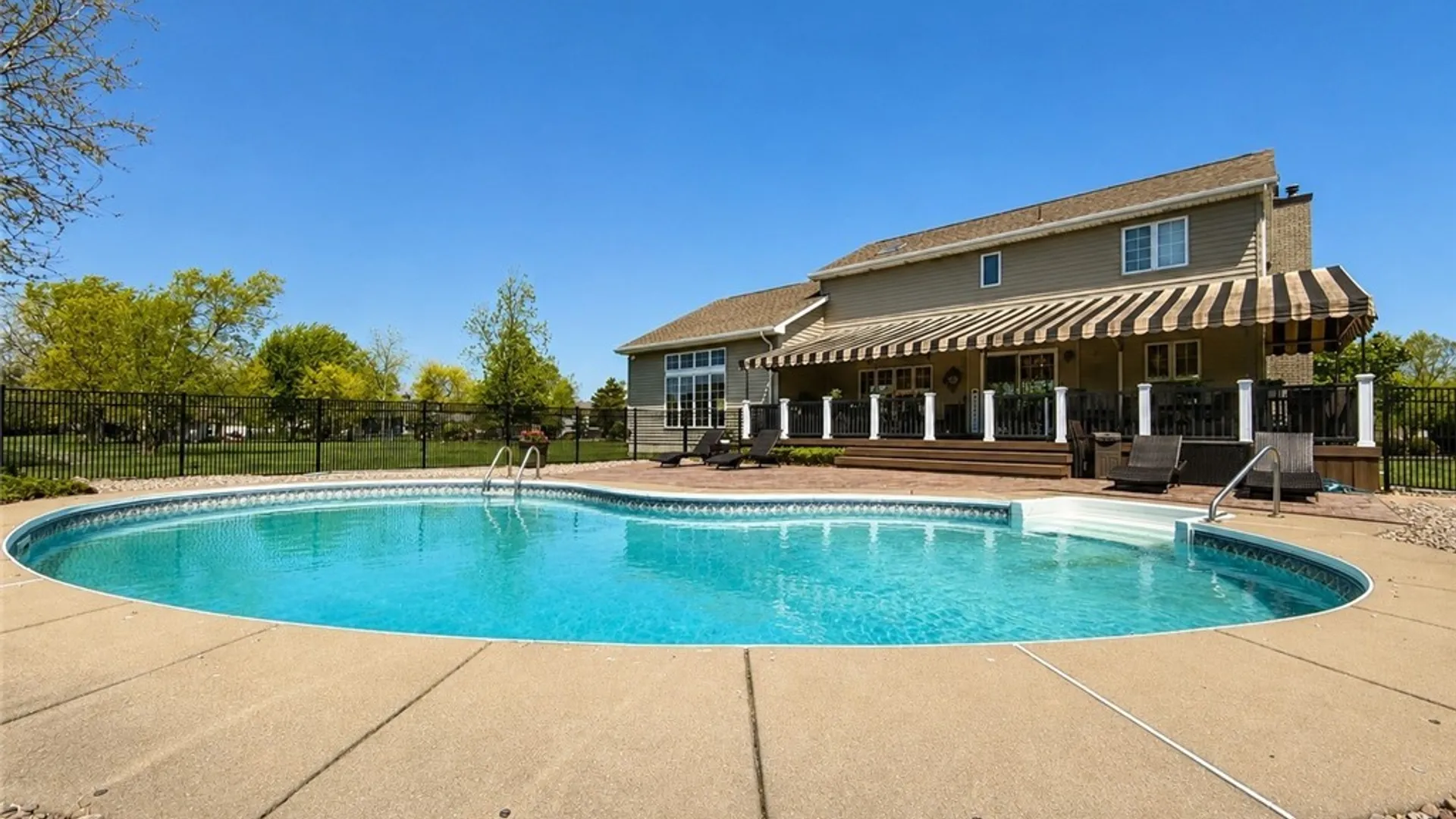 Property at 16 Woodstream Circle, Grand Island, NY 14072 4